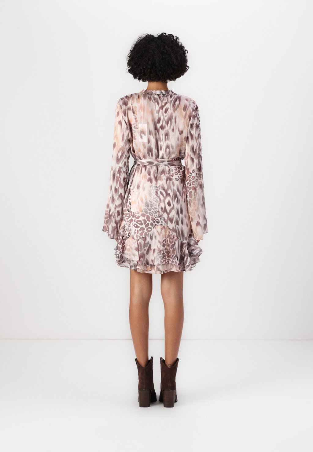 Повседневное платье SIBILLA BELT DRESS Guess, серо-коричневый
Повседневное платье SIBILLA BELT DRESS Guess, серо-коричневый