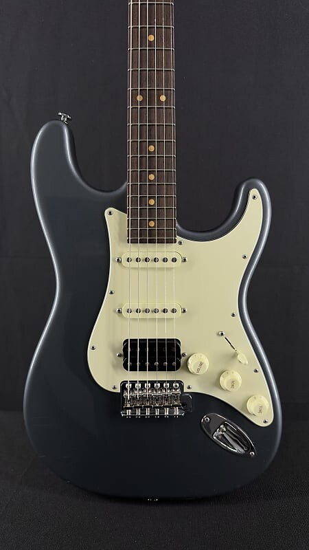 Электрогитара Suhr Classic S Vintage LE in Charcoal Frost
Электрогитара Suhr Classic S Vintage LE in Charcoal Frost