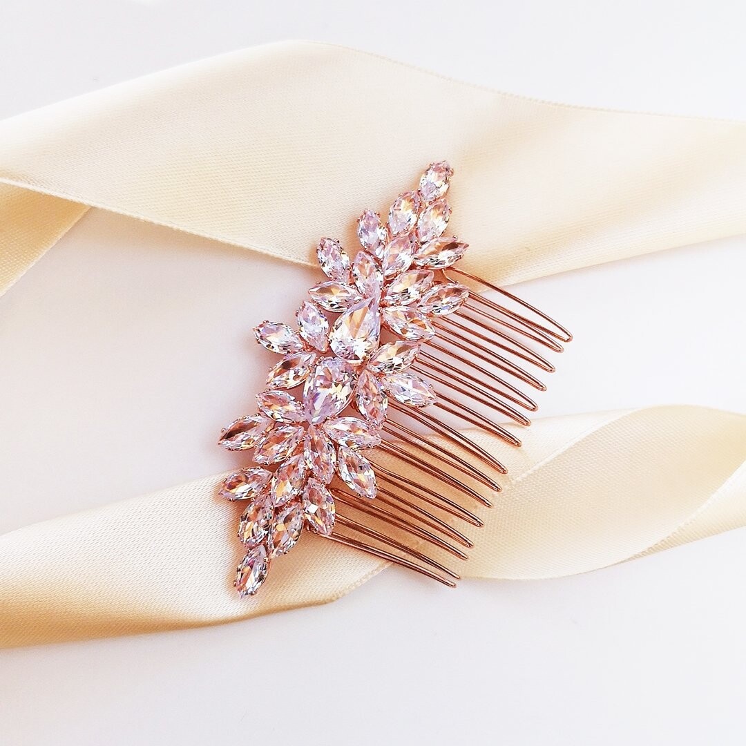 Kokonet, декоративный свадебный гребень из розового золота с кристаллами Сваровски
Kokonet, декоративный свадебный гребень из розового золота с кристаллами Сваровски