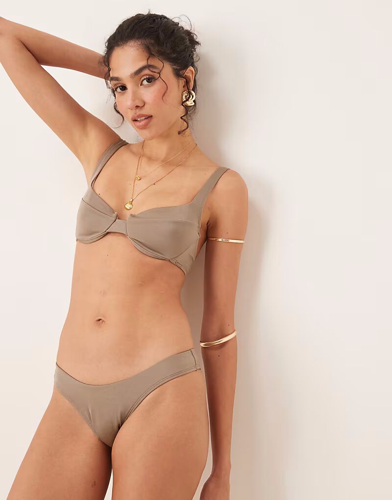 Плавки бикини Free Society с высоким вырезом на бедрах оливкового цвета
Плавки бикини Free Society с высоким вырезом на бедрах оливкового цвета