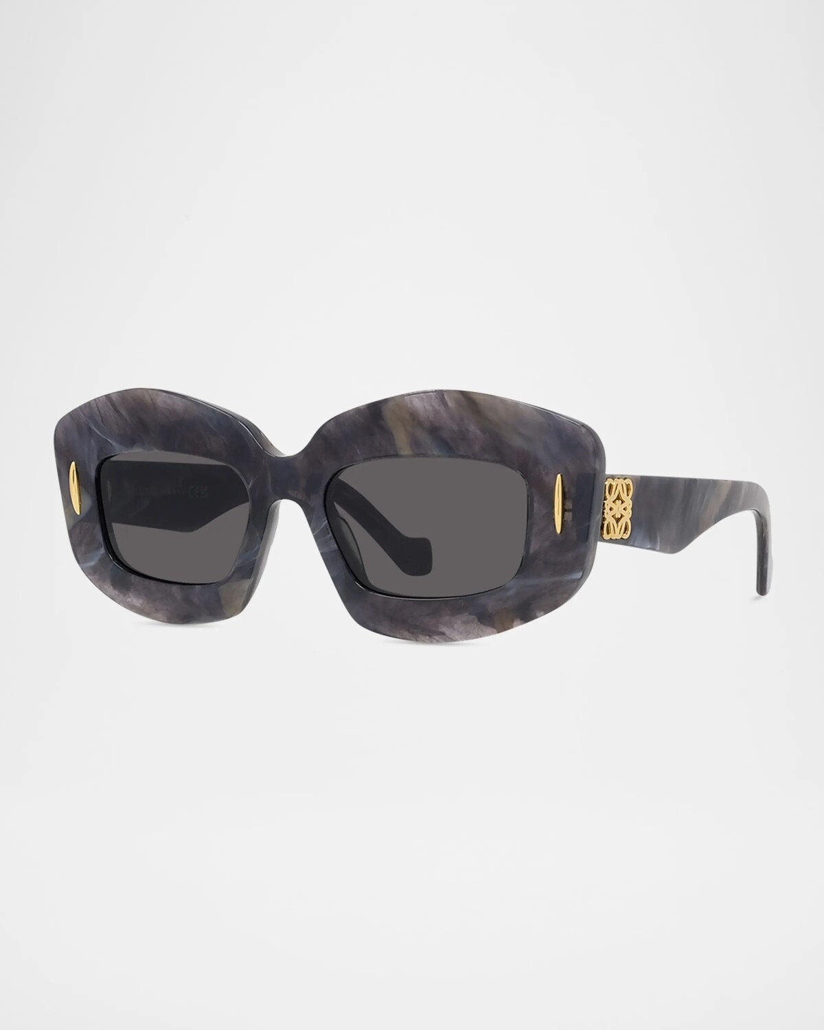 Массивные прямоугольные солнцезащитные очки из ацетата серебристого цвета с экраном Loewe, цвет Black Horn Smoke
Массивные прямоугольные солнцезащитные очки из ацетата серебристого цвета с экраном Loewe, цвет Black Horn Smoke