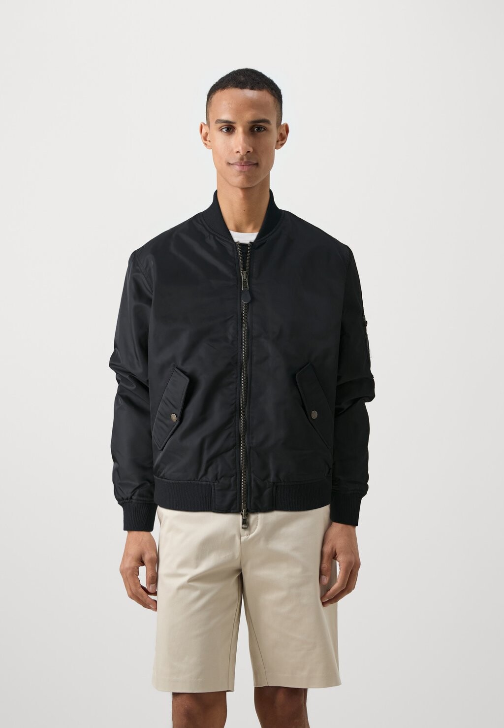 Куртка-бомбер Guess, черный
Куртка-бомбер Guess, черный