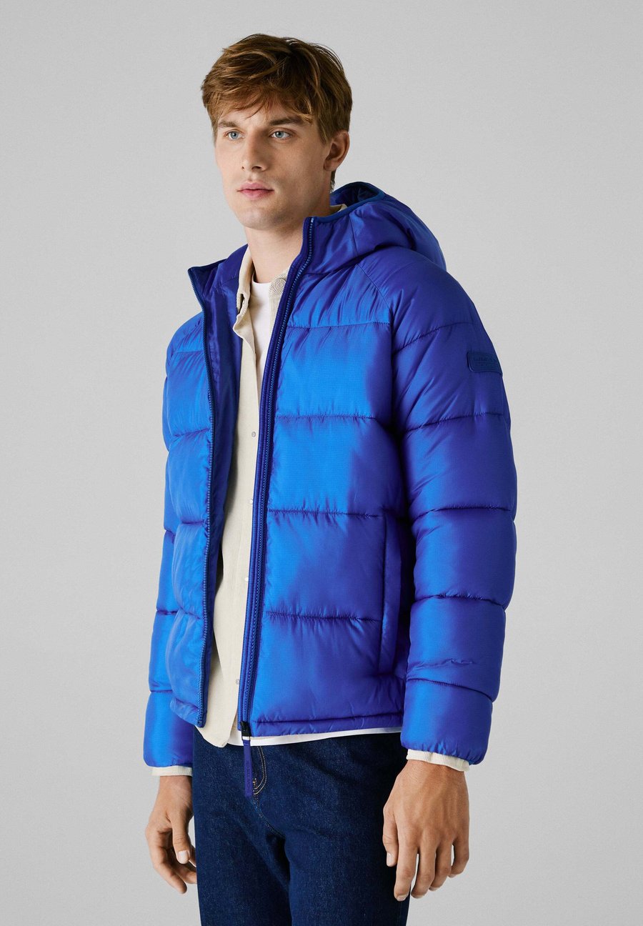 Куртка Red Bull Racing x Pepe Jeans MICRO RIPSTOP PUFFER, Electric Blue/Royal Blue
Куртка Red Bull Racing x Pepe Jeans MICRO RIPSTOP PUFFER, Electric Blue/Royal Blue