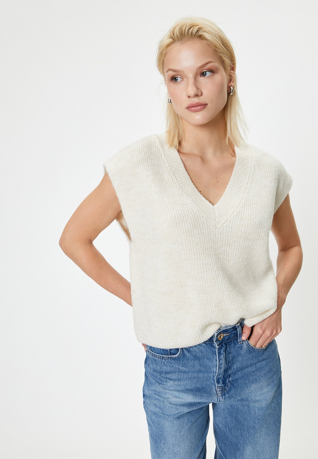 Базовая футболка V NECK Koton, белый
Базовая футболка V NECK Koton, белый