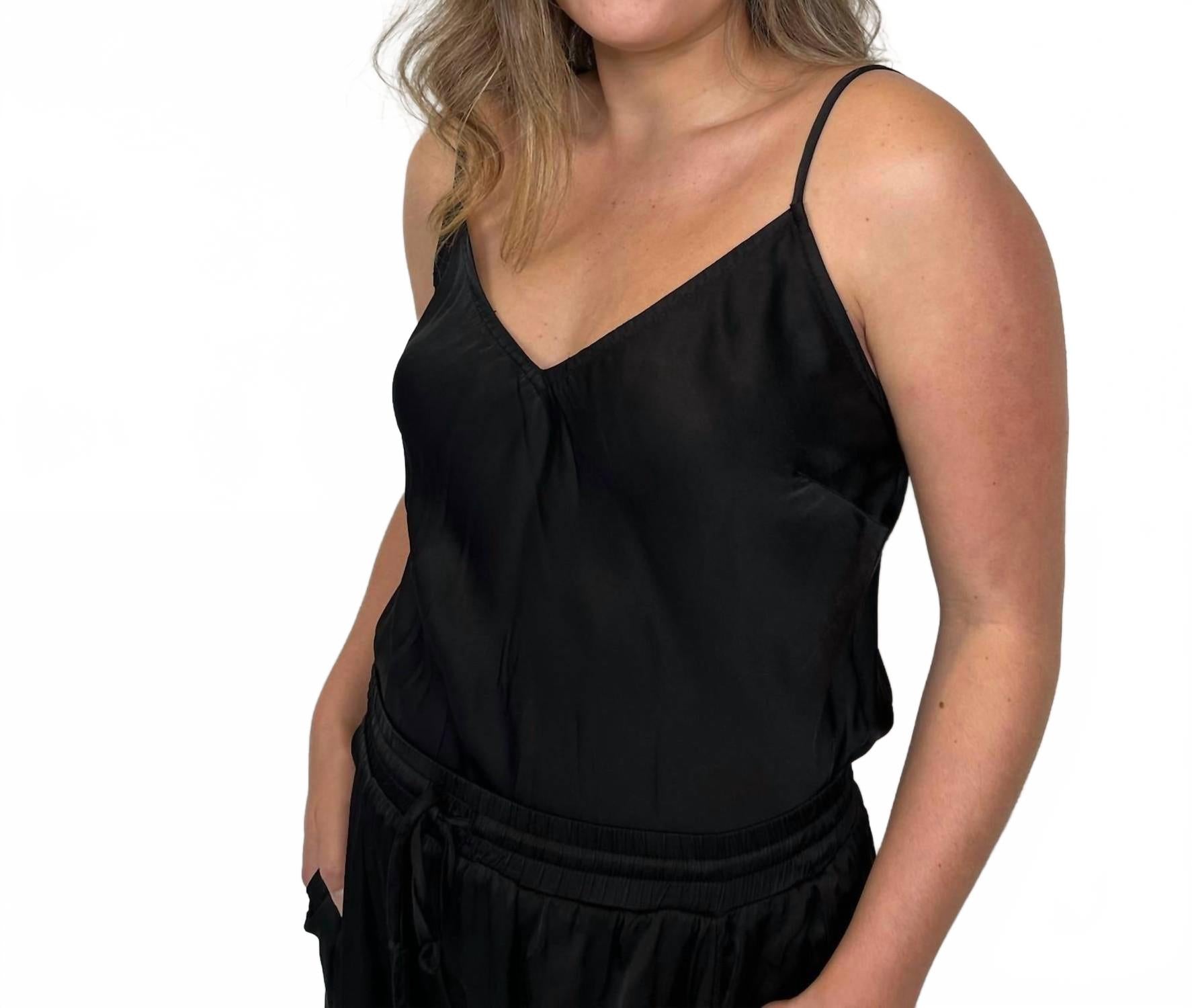 Скай экосатиновая майка с V-образным вырезом в черном цвете RIVER + SKY
Скай экосатиновая майка с V-образным вырезом в черном цвете RIVER + SKY