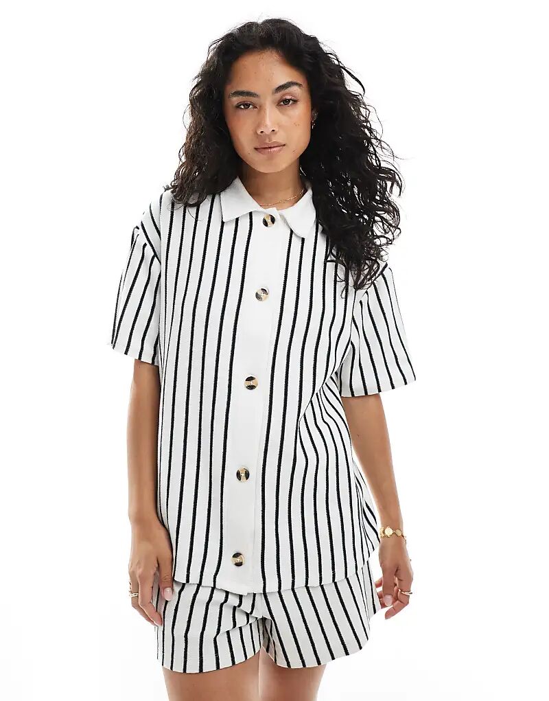 Рубашка-комбинезон в полоску ASOS DESIGN в кремово-тёмно-синих тонах
Рубашка-комбинезон в полоску ASOS DESIGN в кремово-тёмно-синих тонах