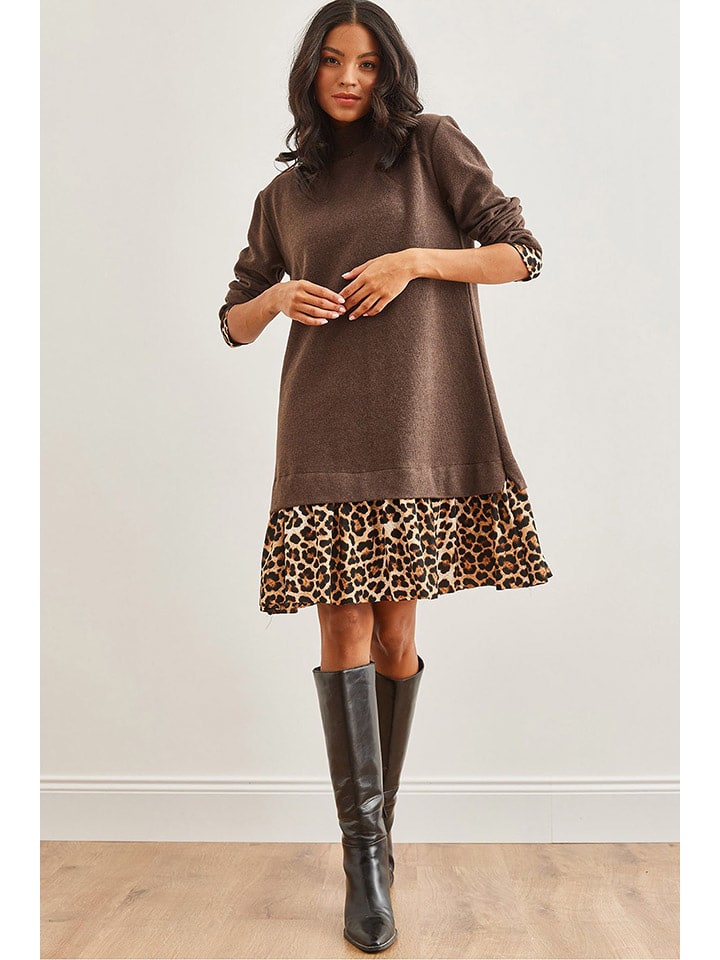 Платье до колена trendyol
Платье до колена trendyol