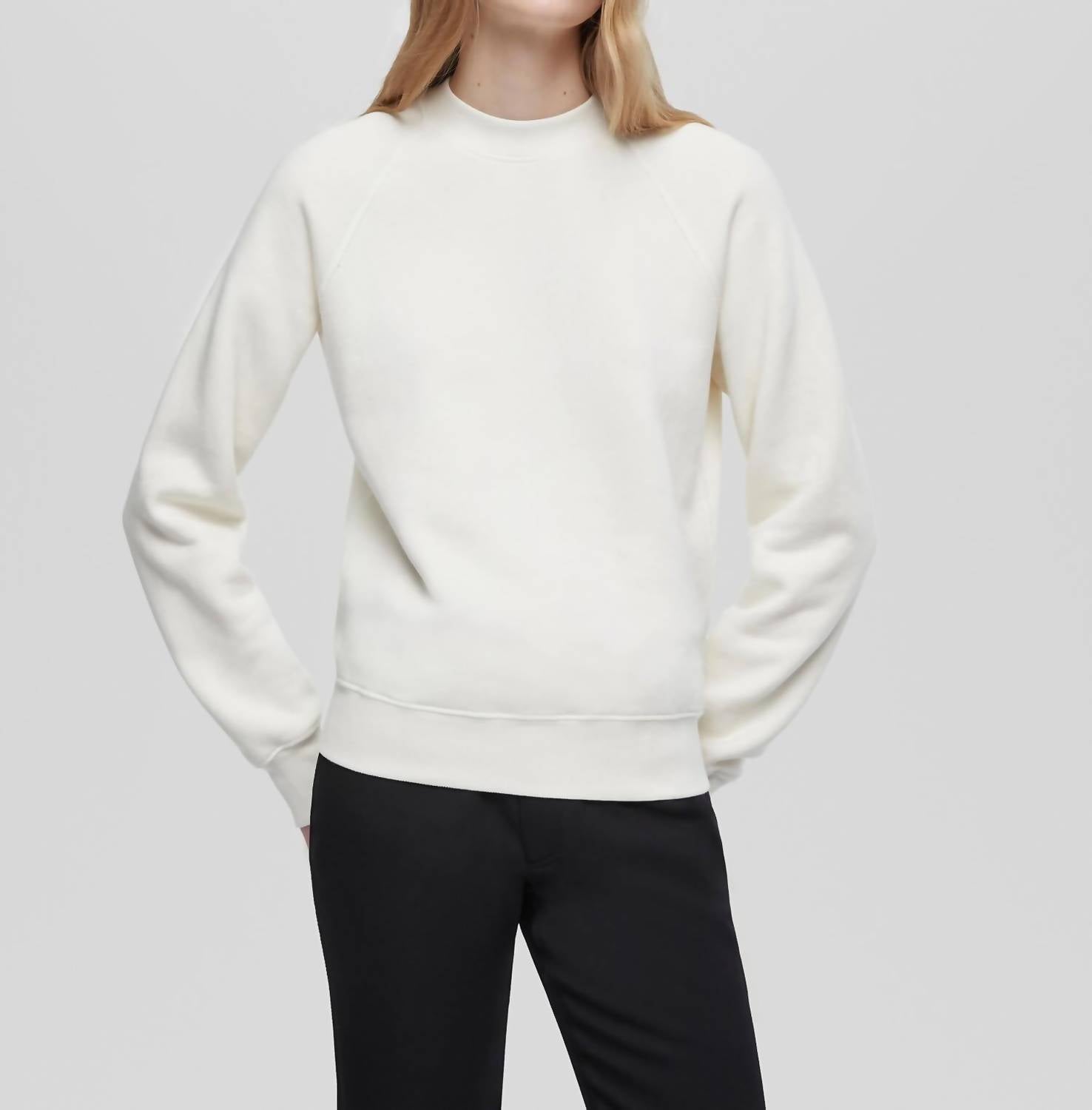 Классический свитер с круглым вырезом в винтажном белом REDONE
Классический свитер с круглым вырезом в винтажном белом REDONE