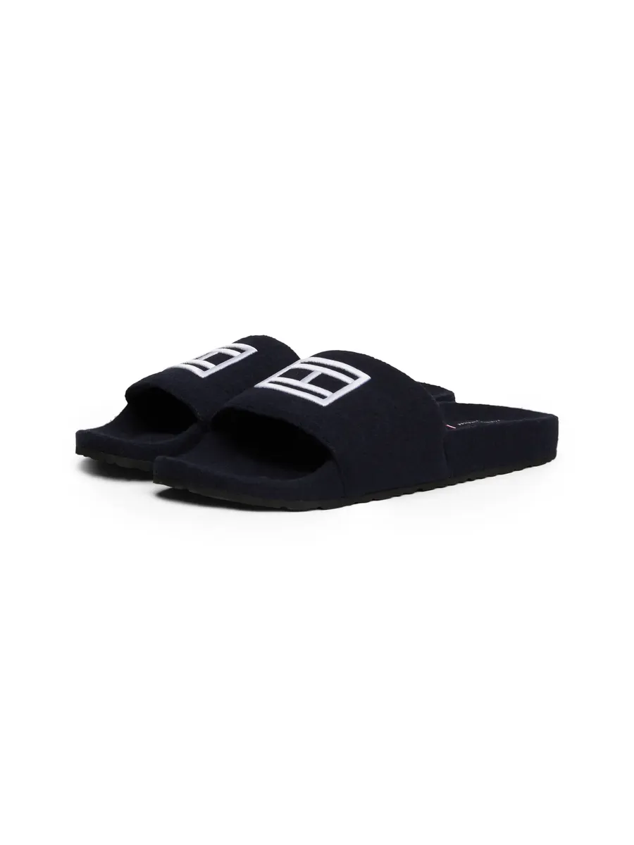 Туфли Tommy Hilfiger "FLAG WARM HILIFGER POOL SLIDE", горки для бассейна, шлепанцы для купания, тапочки с контрастным логотипом TH, узкая форма, синий
Туфли Tommy Hilfiger "FLAG WARM HILIFGER POOL SLIDE", горки для бассейна, шлепанцы для купания, тапочки с контрастным логотипом TH, узкая форма, синий