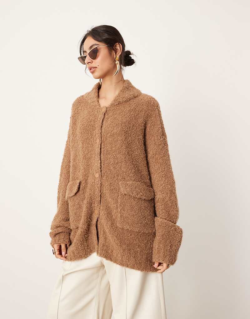 ASOS Edition — кардиган объемной вязки букле светло-коричневого цвета с застежкой на пуговицы
ASOS Edition — кардиган объемной вязки букле светло-коричневого цвета с застежкой на пуговицы