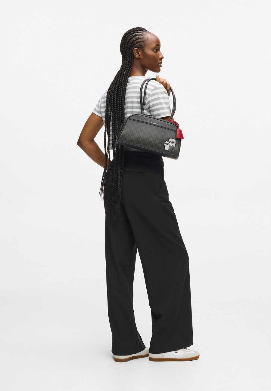 Сумка KARL LAGERFELD IKON MONOGRAM, Brown
Сумка KARL LAGERFELD IKON MONOGRAM, Brown