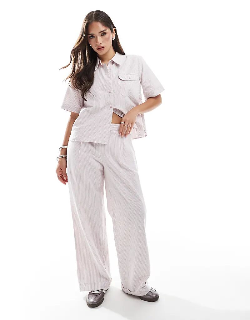 Пижамные брюки JJXX в розовую полоску
Пижамные брюки JJXX в розовую полоску