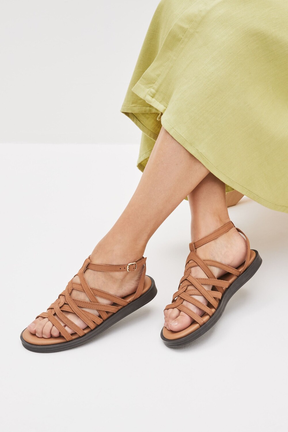 Кожаные сандалии Forever Comfort Gladiator на низкой тканевой платформе Next, коричневый
Кожаные сандалии Forever Comfort Gladiator на низкой тканевой платформе Next, коричневый
