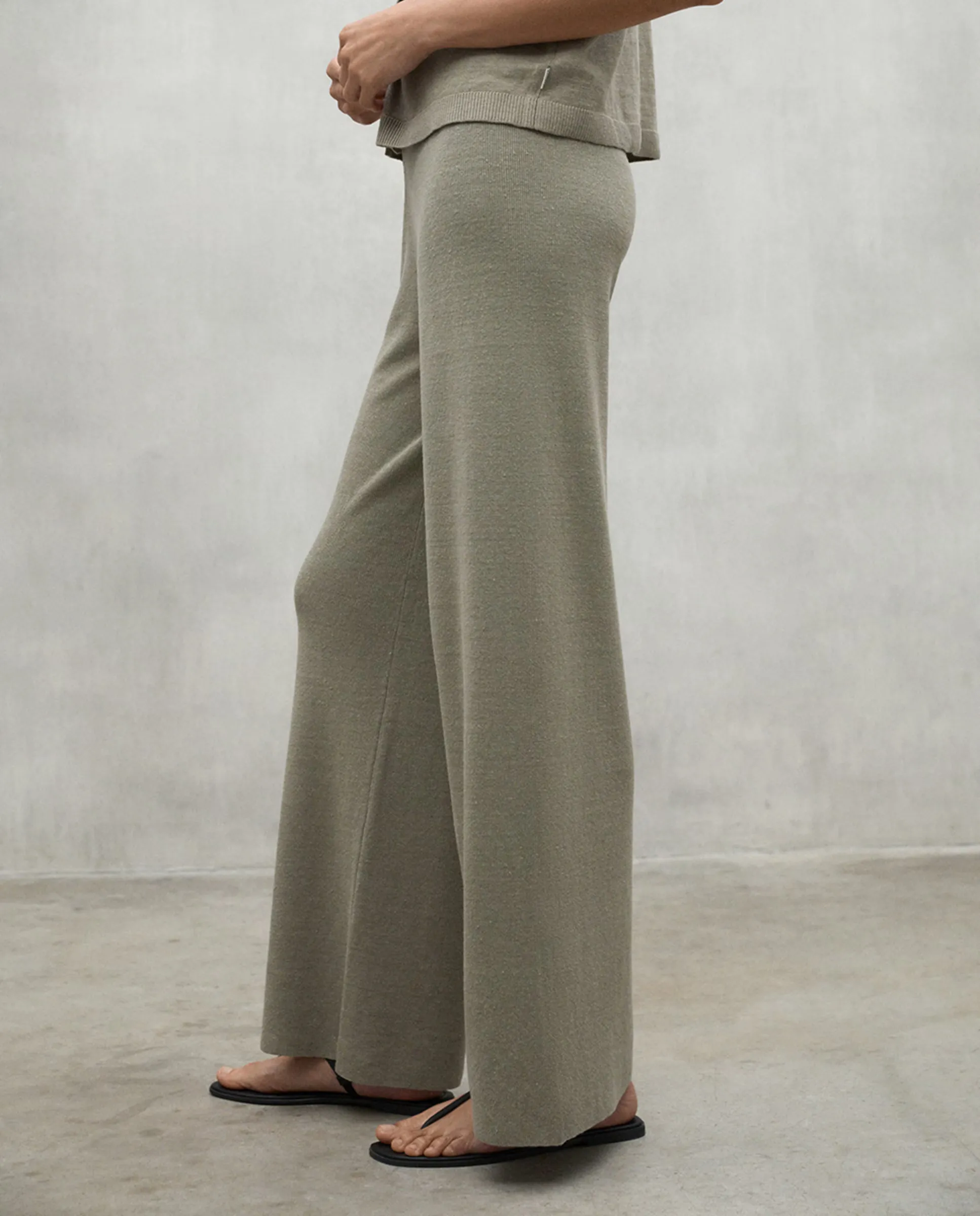 Женские брюки свободного кроя из льна Ecoalf, темно-зеленый
Женские брюки свободного кроя из льна Ecoalf, темно-зеленый