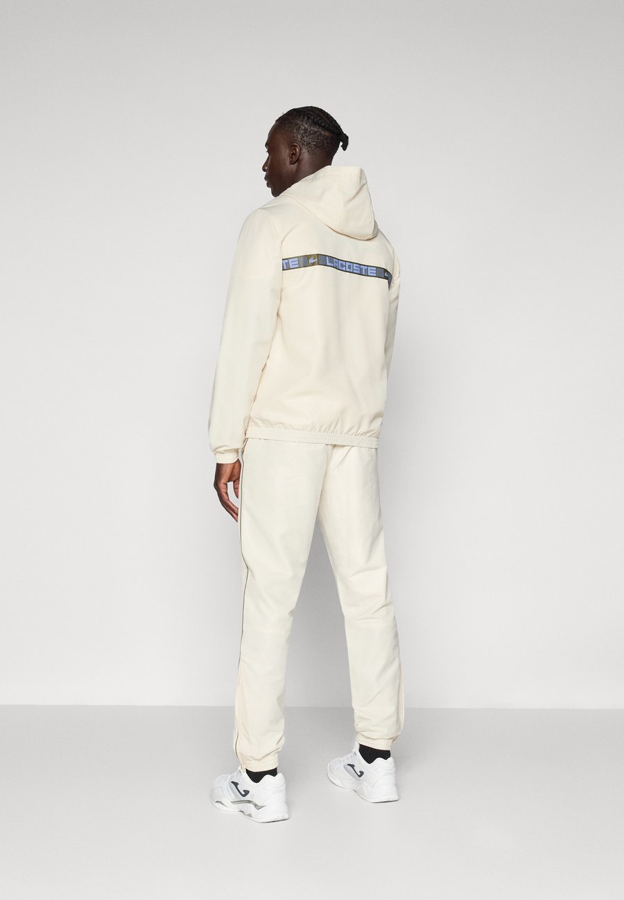 Спортивный костюм Lacoste Sport TENNIS TRACKSUIT HOODED SET, Lapland/Off-White
Спортивный костюм Lacoste Sport TENNIS TRACKSUIT HOODED SET, Lapland/Off-White