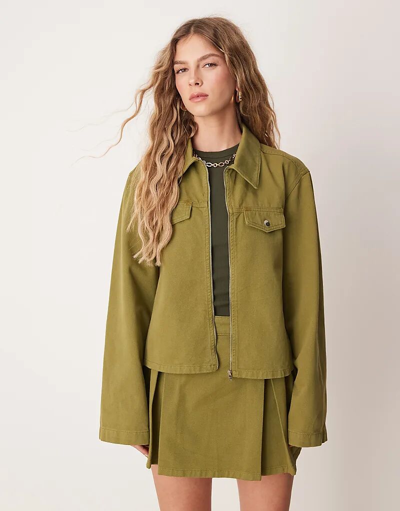 Укороченная джинсовая куртка ASOS DESIGN с застежкой-молнией спереди оливкового цвета (часть комплекта)
Укороченная джинсовая куртка ASOS DESIGN с застежкой-молнией спереди оливкового цвета (часть комплекта)