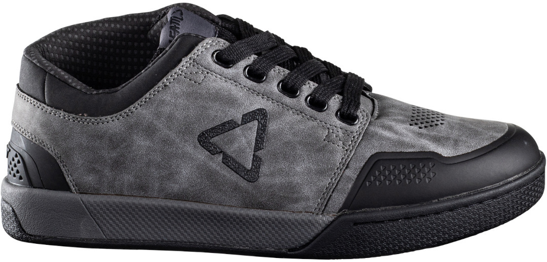 Велосипедные туфли Leatt 3.0 со стальными плоскими педалями
Велосипедные туфли Leatt 3.0 со стальными плоскими педалями