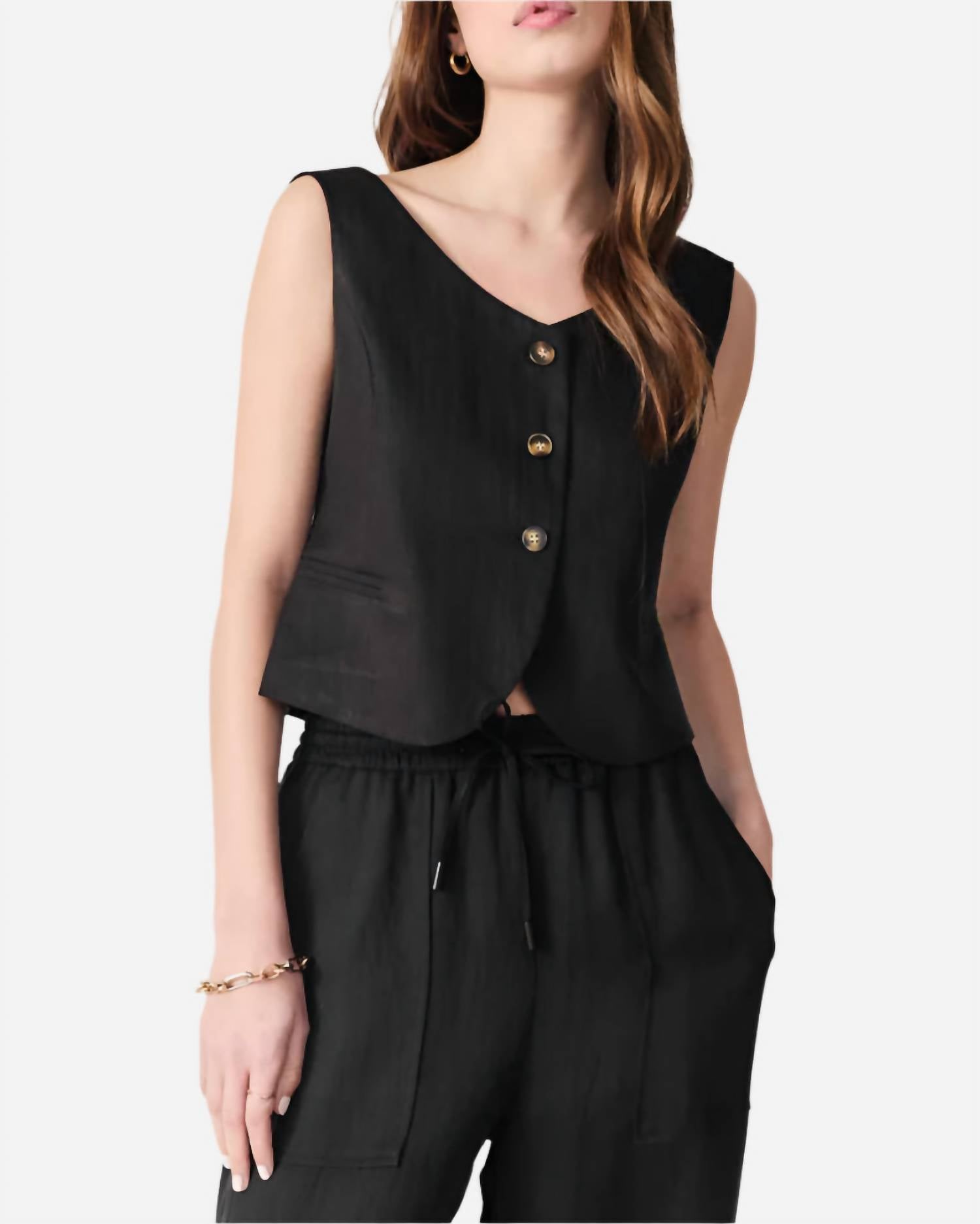 Максиальный жилет в черном цвете DELUC
Максиальный жилет в черном цвете DELUC