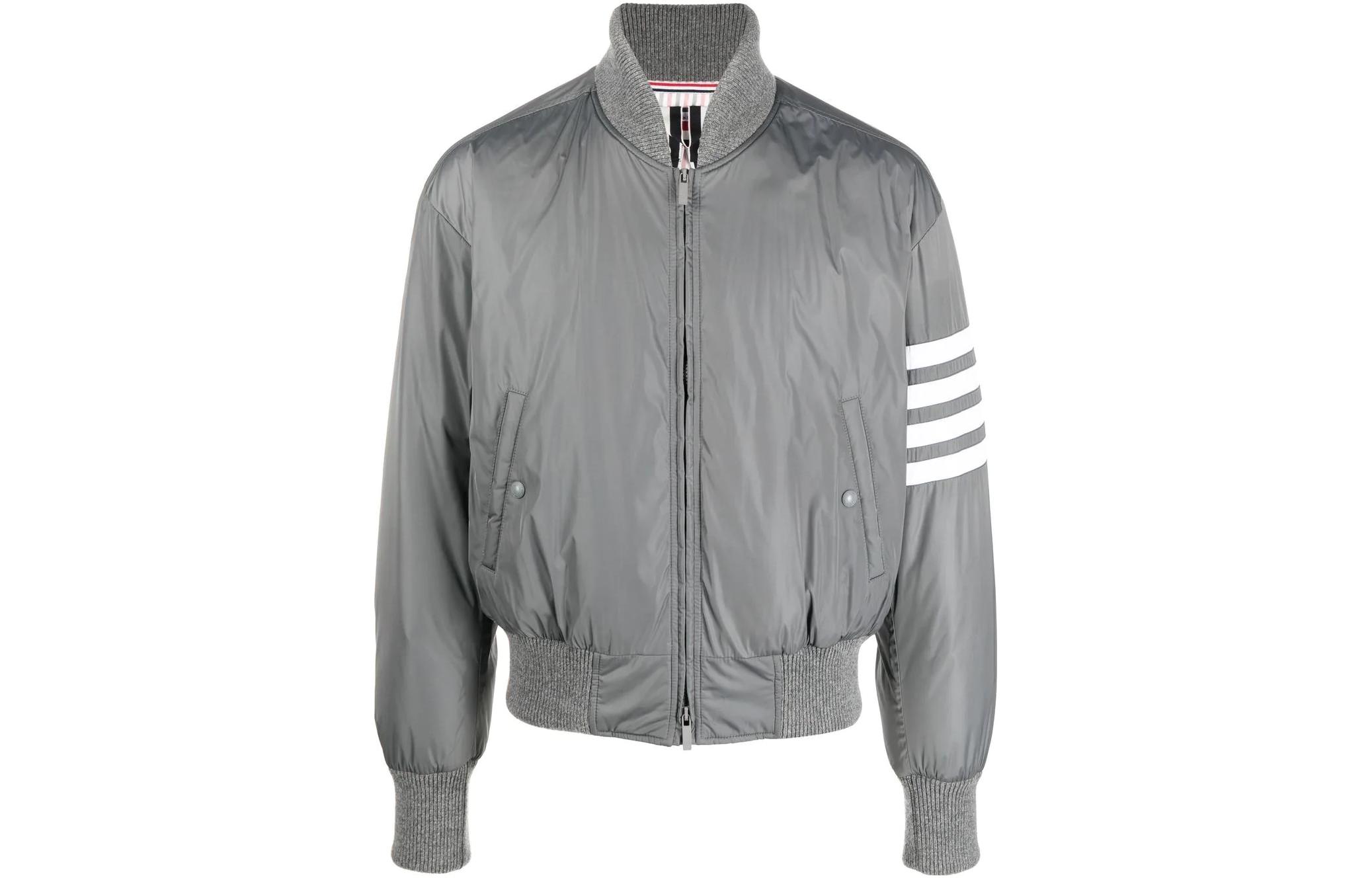 THOM BROWNE Полосатая бомбер-куртка на молнии с четырьмя полосами, Gray
THOM BROWNE Полосатая бомбер-куртка на молнии с четырьмя полосами, Gray