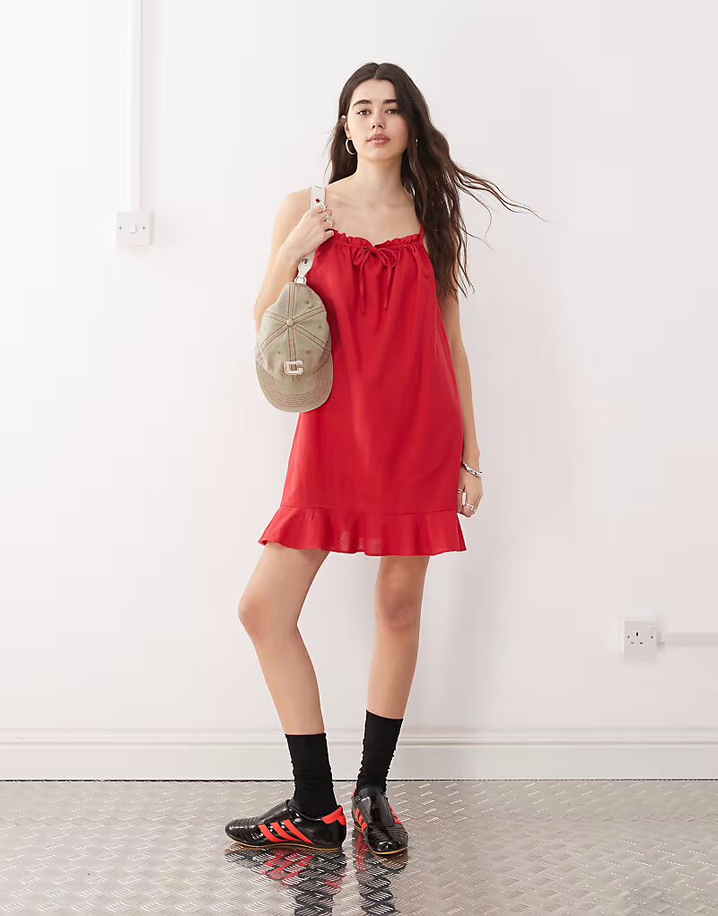 COLLUSION льняное мини-платье бэби-долл красного цвета
COLLUSION льняное мини-платье бэби-долл красного цвета