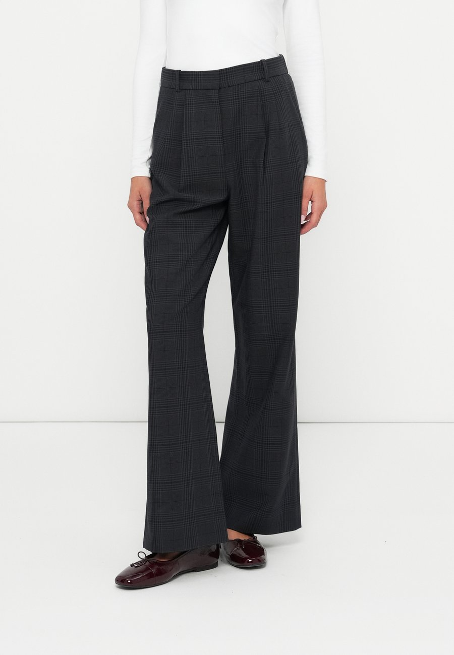 Брюки Abercrombie & Fitch SLOANE SOFT STRUCTURE BLACK MENSWEAR, Black
Брюки Abercrombie & Fitch SLOANE SOFT STRUCTURE BLACK MENSWEAR, Black