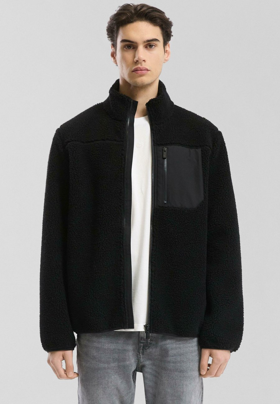 Флисовая куртка QS MIT KONTRASTIERTER BRUSTTASCHE, Schwarz/Black
Флисовая куртка QS MIT KONTRASTIERTER BRUSTTASCHE, Schwarz/Black