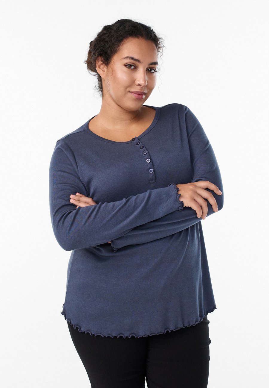 Топ Zizzi MIT KNÖPFEN UND WELLIGEN KANTEN, Ombre Blue/Blue-Grey
Топ Zizzi MIT KNÖPFEN UND WELLIGEN KANTEN, Ombre Blue/Blue-Grey