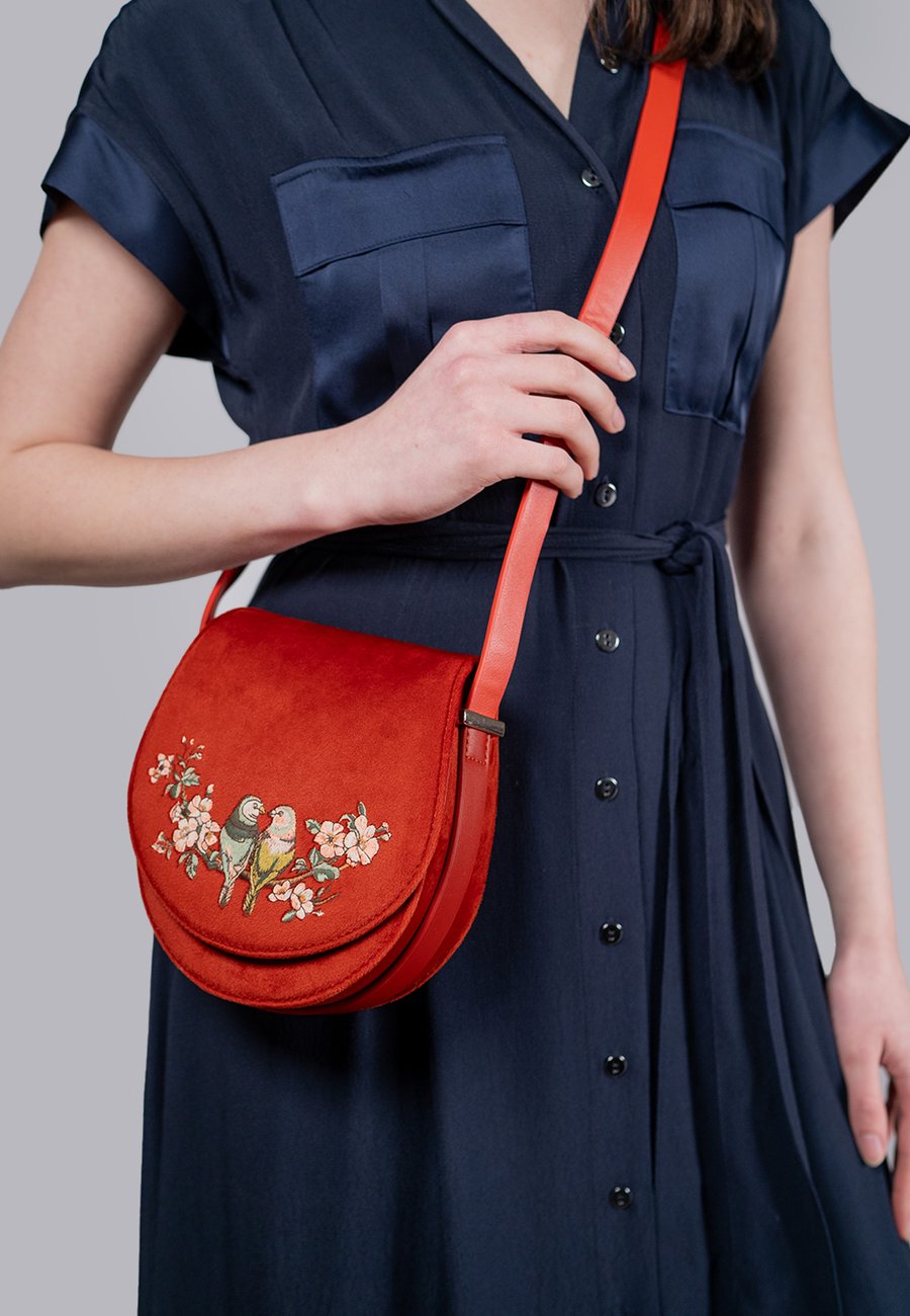 Сумка кросс-боди FABLE ENGLAND LOVEBIRDS SADDLE, Rust Red/Mottled Red
Сумка кросс-боди FABLE ENGLAND LOVEBIRDS SADDLE, Rust Red/Mottled Red