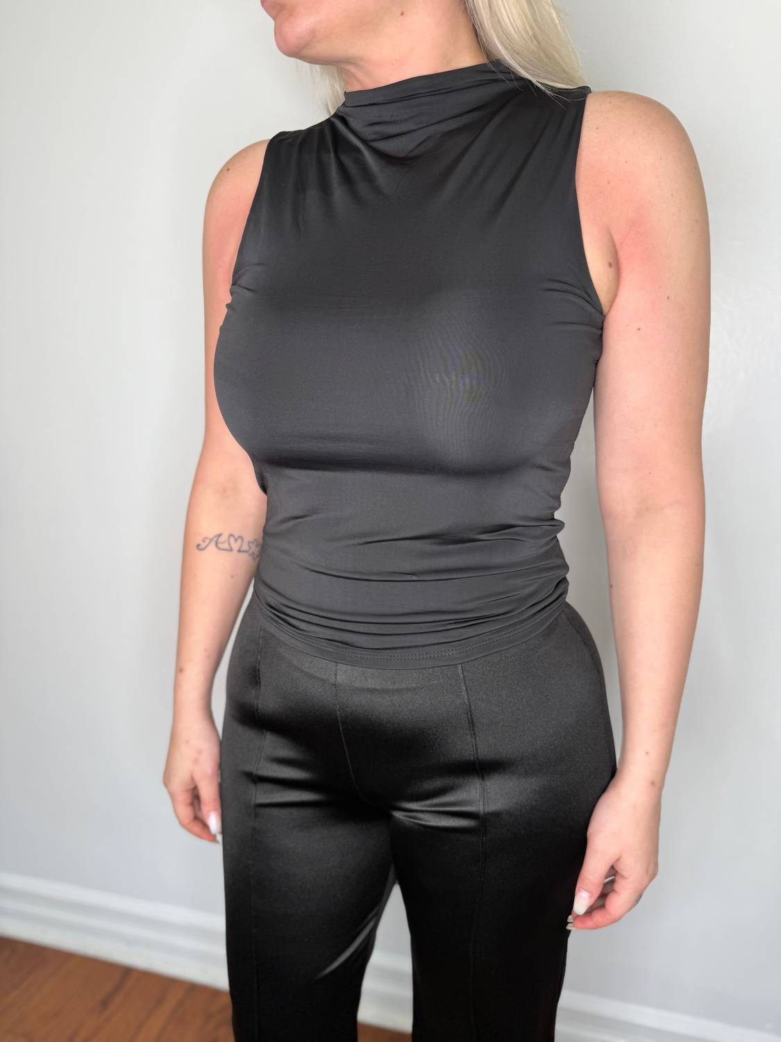 Черный топ Sienna с высоким воротником Heart & Hips
Черный топ Sienna с высоким воротником Heart & Hips