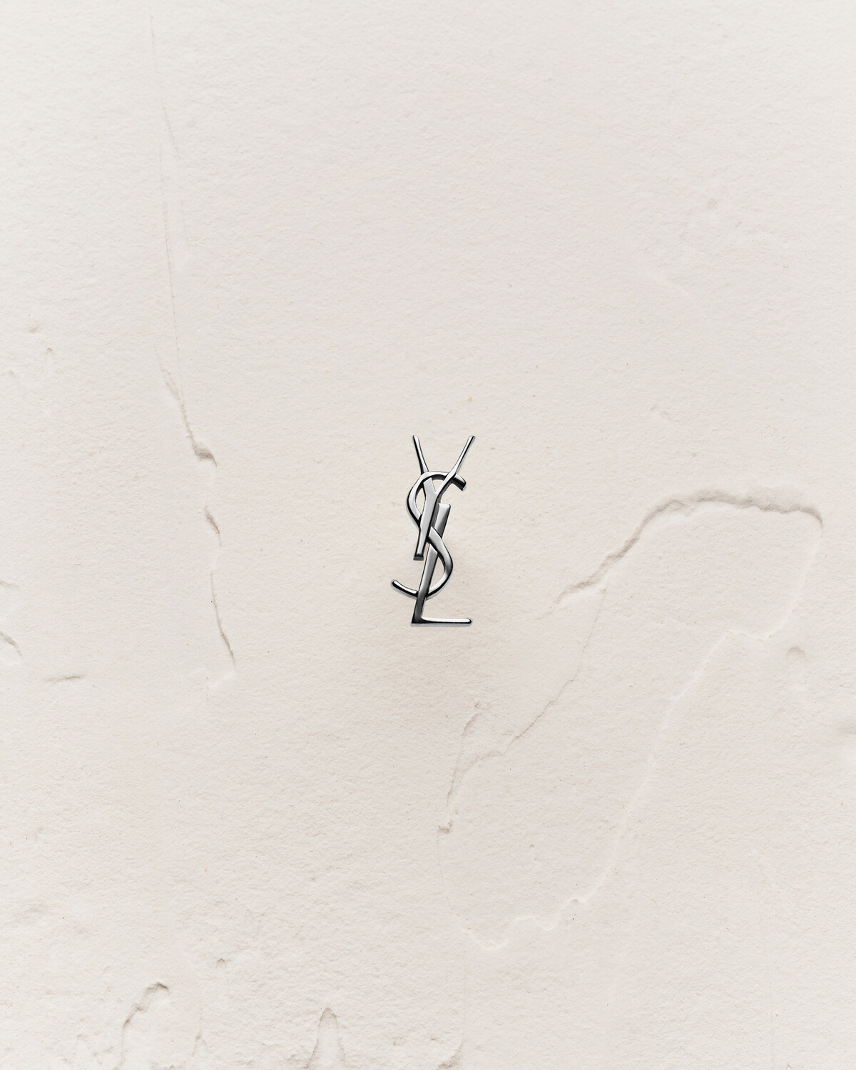 Серьга-гвоздик CASSANDRE из серого золота 18 карат Saint Laurent
Серьга-гвоздик CASSANDRE из серого золота 18 карат Saint Laurent