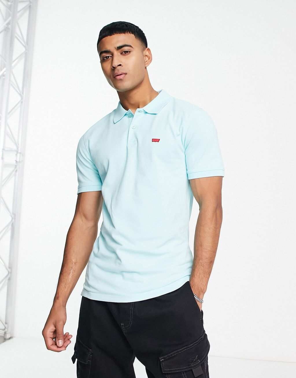 Футболка оверсайз Levi's в синюю полоску с маленьким логотипом
Футболка оверсайз Levi's в синюю полоску с маленьким логотипом