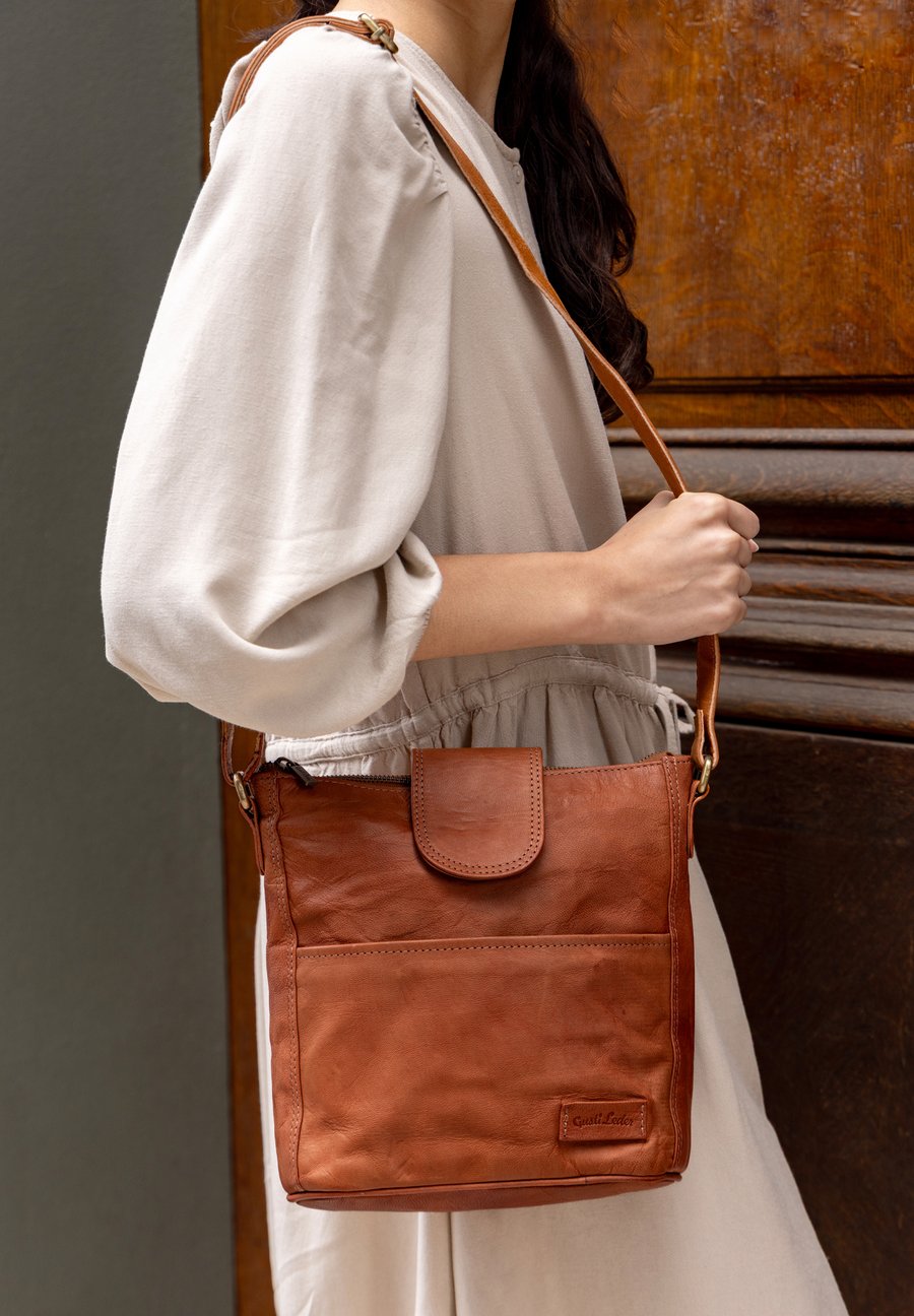 Сумка кросс-боди Gusti Leder JACQUELINE S NEW, Braun/Mottled Brown
Сумка кросс-боди Gusti Leder JACQUELINE S NEW, Braun/Mottled Brown