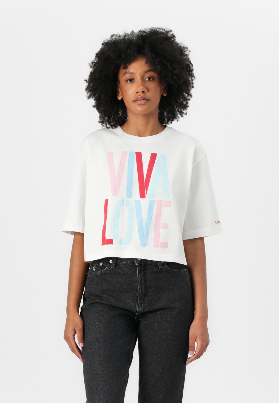 Футболка Calvin Klein RELAXED CROPPED TEE MARC HUND, Bright White/White
Футболка Calvin Klein RELAXED CROPPED TEE MARC HUND, Bright White/White