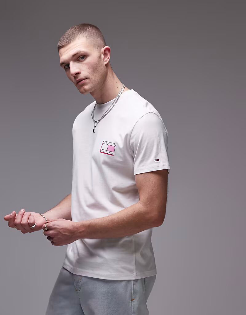 Футболка Tommy Jeans с логотипом флага на левой стороне груди в белом и розовом цветах
Футболка Tommy Jeans с логотипом флага на левой стороне груди в белом и розовом цветах