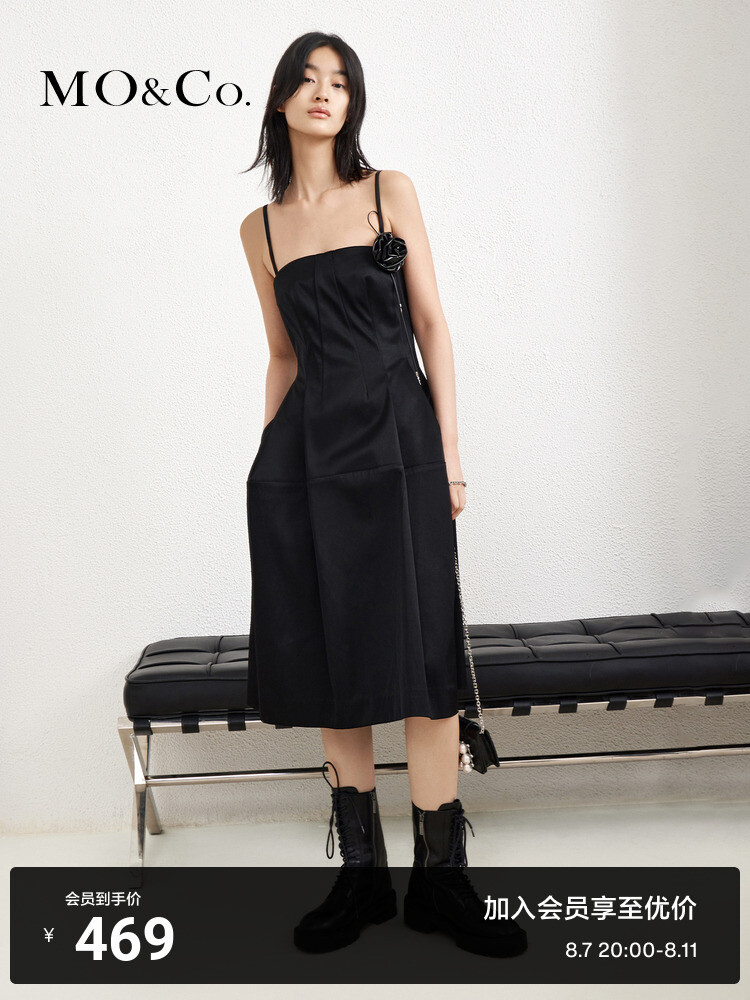 Платье Moco на бретельяках с розой, черный
Платье Moco на бретельяках с розой, черный