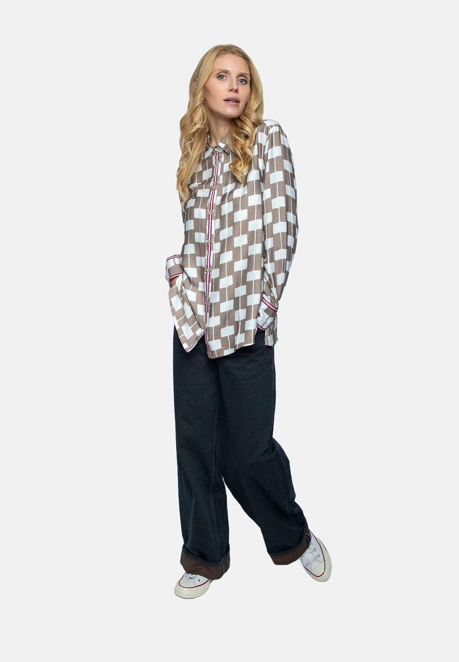 Блуза Emily van den Bergh Button-down blouse, White/Taupe Geometric/Taupe
Блуза Emily van den Bergh Button-down blouse, White/Taupe Geometric/Taupe