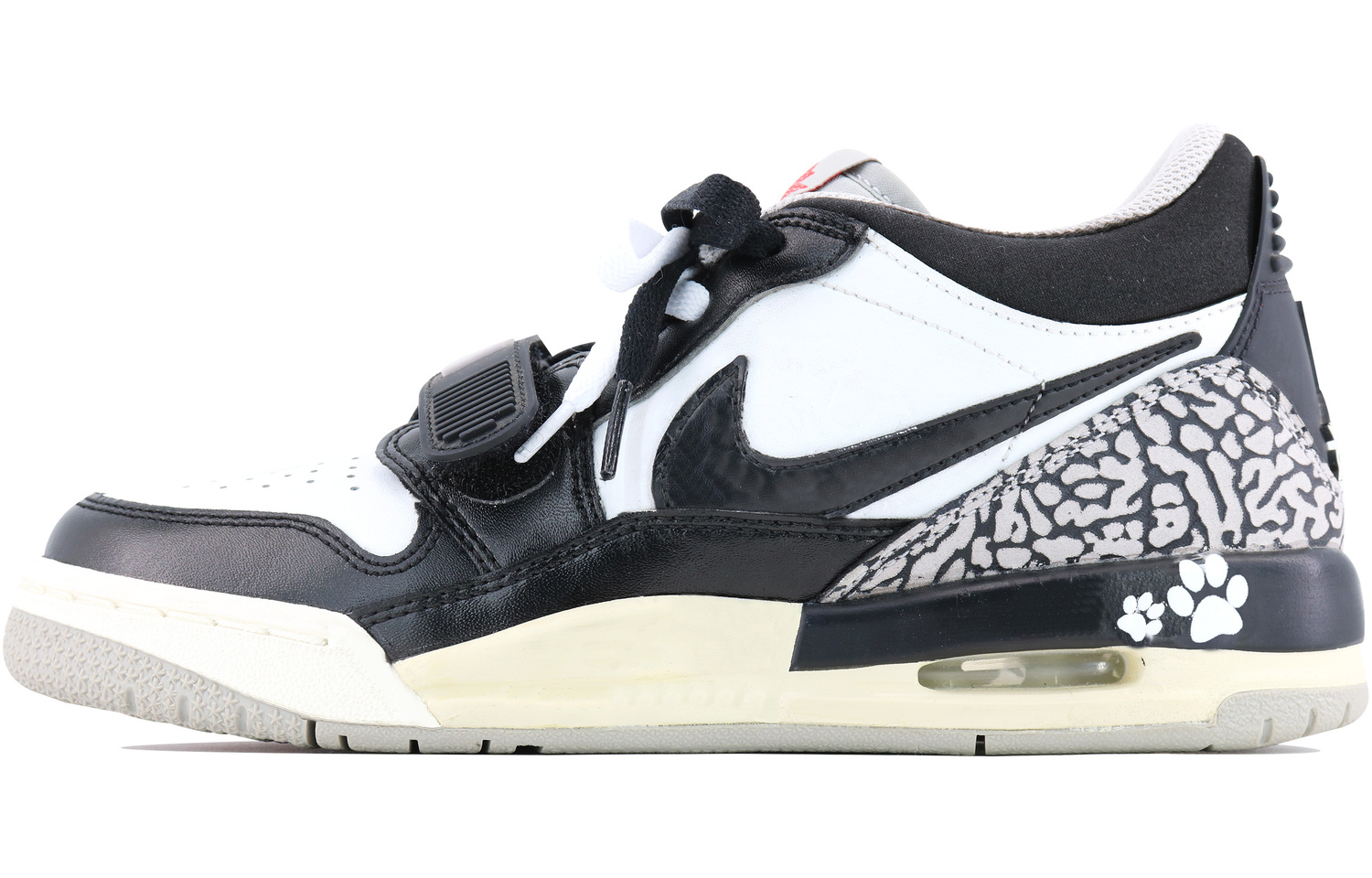 Jordan Legacy 312 Low Leather Cushioning Low top детские баскетбольные кроссовки Black White Unisex
Jordan Legacy 312 Low Leather Cushioning Low top детские баскетбольные кроссовки Black White Unisex