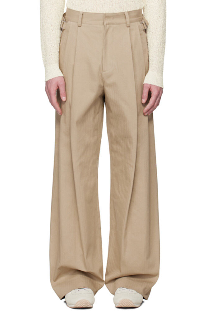 Эксклюзивные бежевые брюки с узором «ёлочка» от SSENSE System
Эксклюзивные бежевые брюки с узором «ёлочка» от SSENSE System