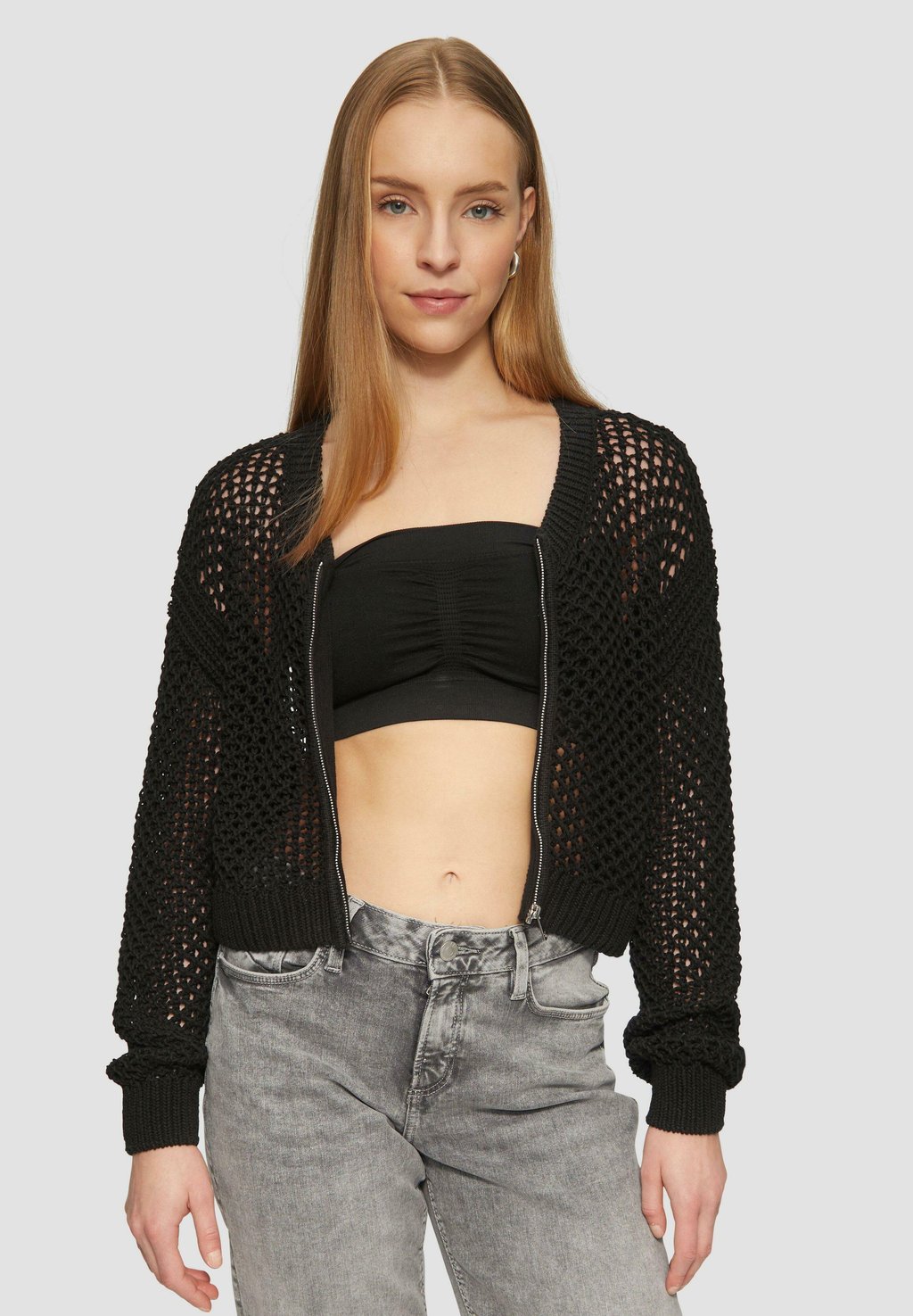 Кардиган BOXY MET LOOK QS, черный
Кардиган BOXY MET LOOK QS, черный