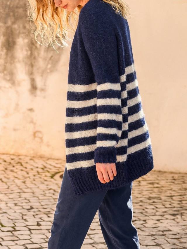 Кардиган из ярусной шерсти в полоску с богатым открытым вырезом Celtic & Co., цвет Navy/Oatmeal
Кардиган из ярусной шерсти в полоску с богатым открытым вырезом Celtic & Co., цвет Navy/Oatmeal