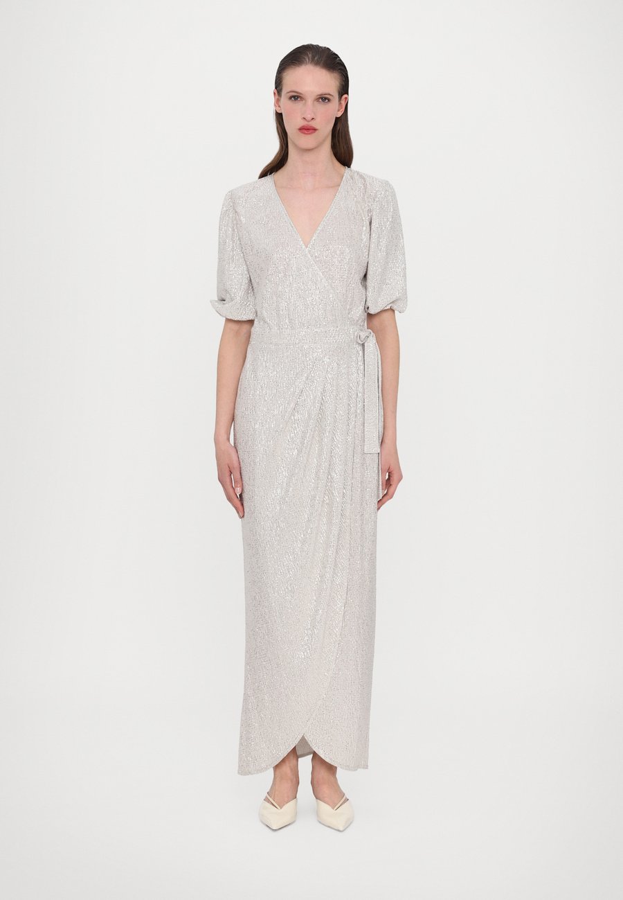 Платье Ida Sjöstedt EXCLUSIVE DYLAN DRESS, Silver-Coloured
Платье Ida Sjöstedt EXCLUSIVE DYLAN DRESS, Silver-Coloured