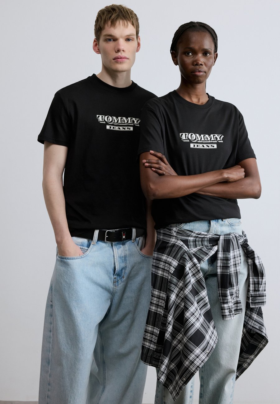 Футболка Tommy Jeans BILLS FONT TEE UNISEX, Black, Черный, Футболка Tommy Jeans BILLS FONT TEE UNISEX, Black
Футболка Tommy Jeans BILLS FONT TEE UNISEX, Black, Черный, Футболка Tommy Jeans BILLS FONT TEE UNISEX, Black