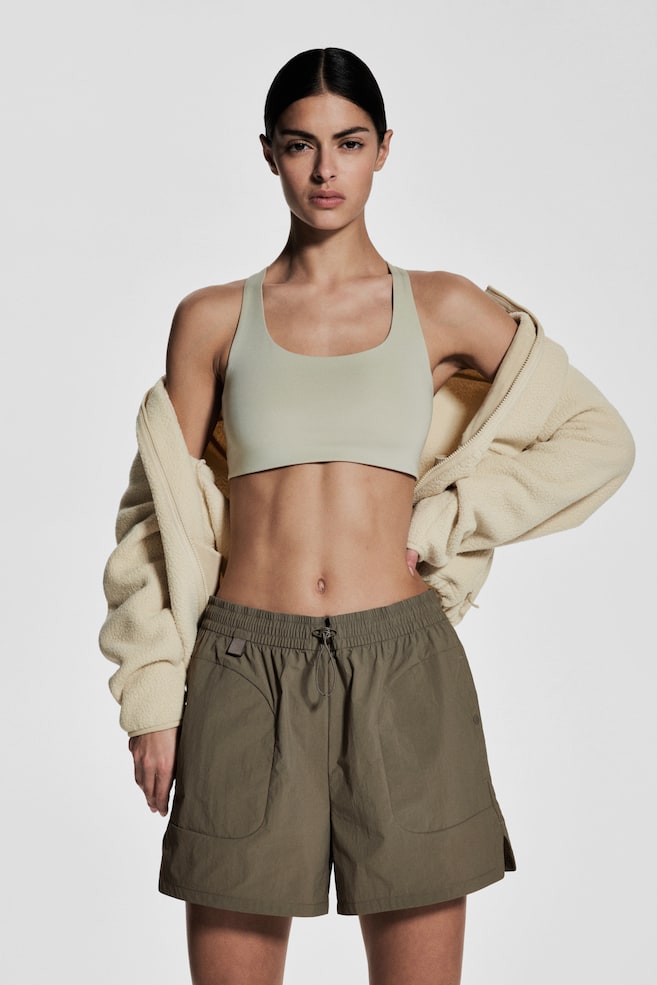 Легкие водоотталкивающие шорты для активного отдыха H&M, бежевый 
Легкие водоотталкивающие шорты для активного отдыха H&M, бежевый