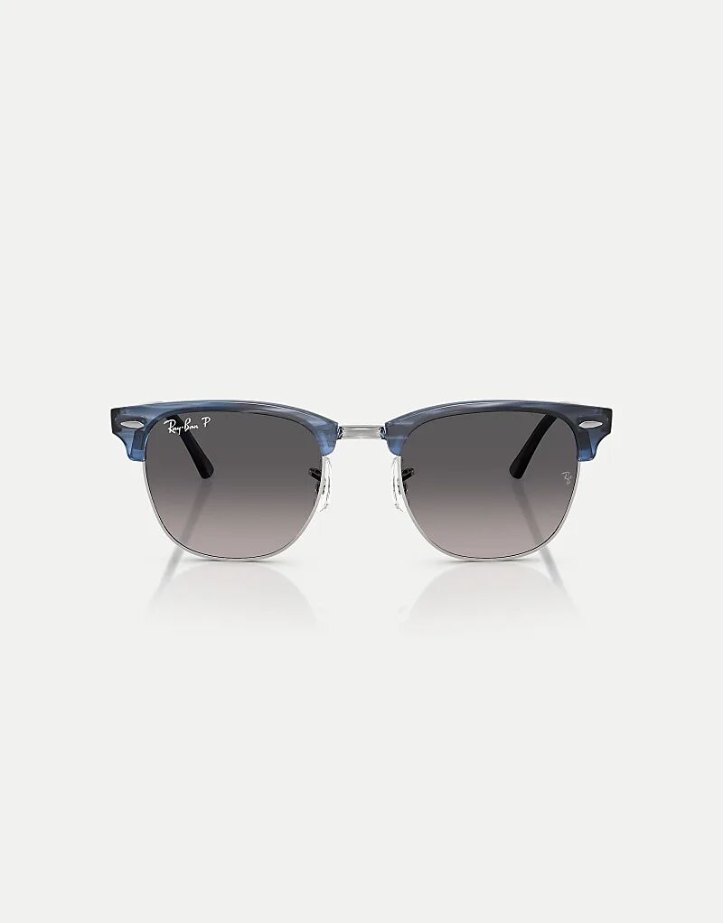Солнцезащитные очки Ray-Ban Clubmaster с серыми поляризованными линзами в полоску синего цвета на серебристом фоне
Солнцезащитные очки Ray-Ban Clubmaster с серыми поляризованными линзами в полоску синего цвета на серебристом фоне