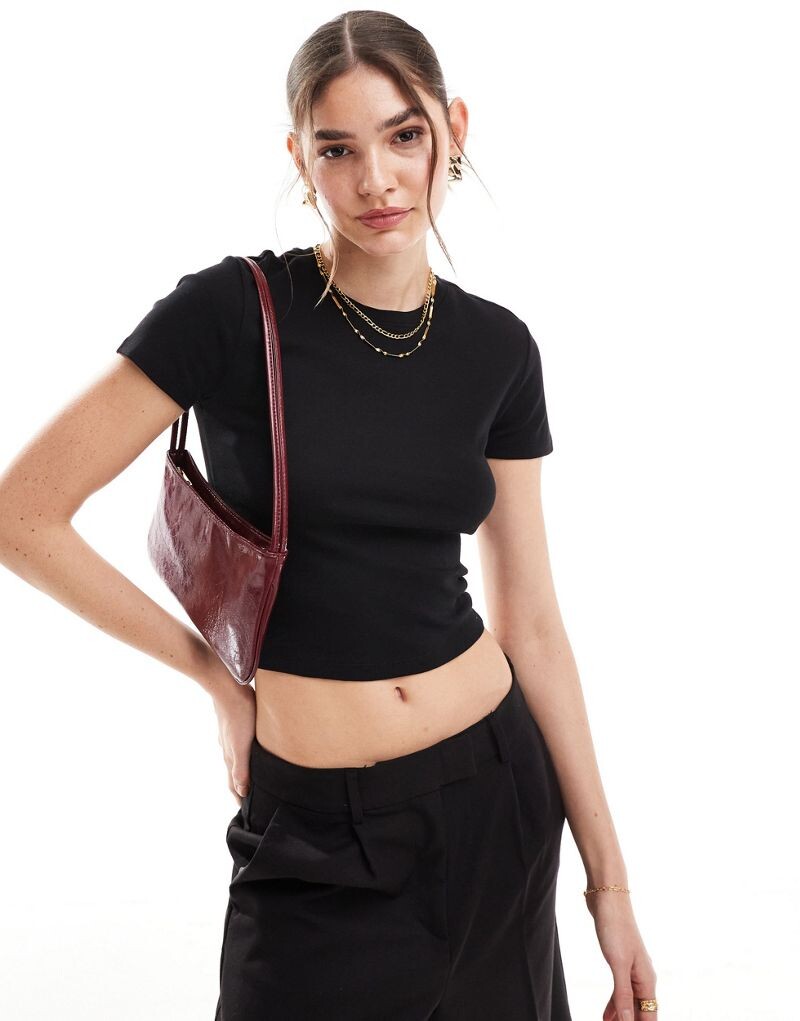 ONLY - Черная приталенная мини-футболка
ONLY - Черная приталенная мини-футболка