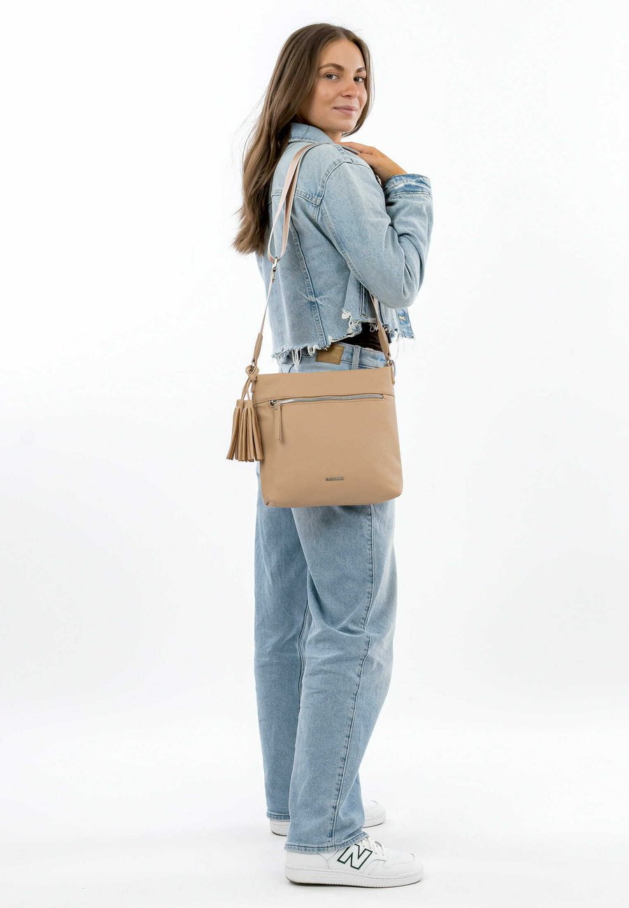 Сумка кросс-боди Emily & Noah Cross body bag, Sahara/Sand
Сумка кросс-боди Emily & Noah Cross body bag, Sahara/Sand