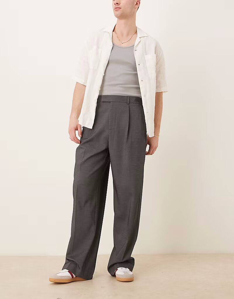 Широкие брюки ASOS DESIGN с двойными складками серого цвета с узором «в ёлочку» и эластичной талией
Широкие брюки ASOS DESIGN с двойными складками серого цвета с узором «в ёлочку» и эластичной талией