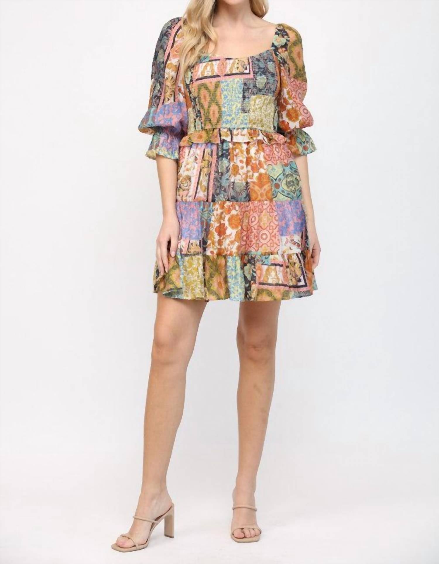 Платье с принтом в стиле пэчворк и присборенным лифом в оранжевом цвете со смешанным принтом FATE 
Платье с принтом в стиле пэчворк и присборенным лифом в оранжевом цвете со смешанным принтом FATE