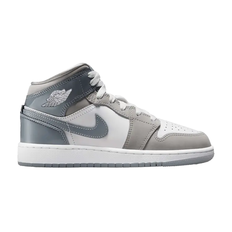 Кроссовки Air Jordan 1 Mid SE GS Patent Cool Grey, серый 
Кроссовки Air Jordan 1 Mid SE GS Patent Cool Grey, серый