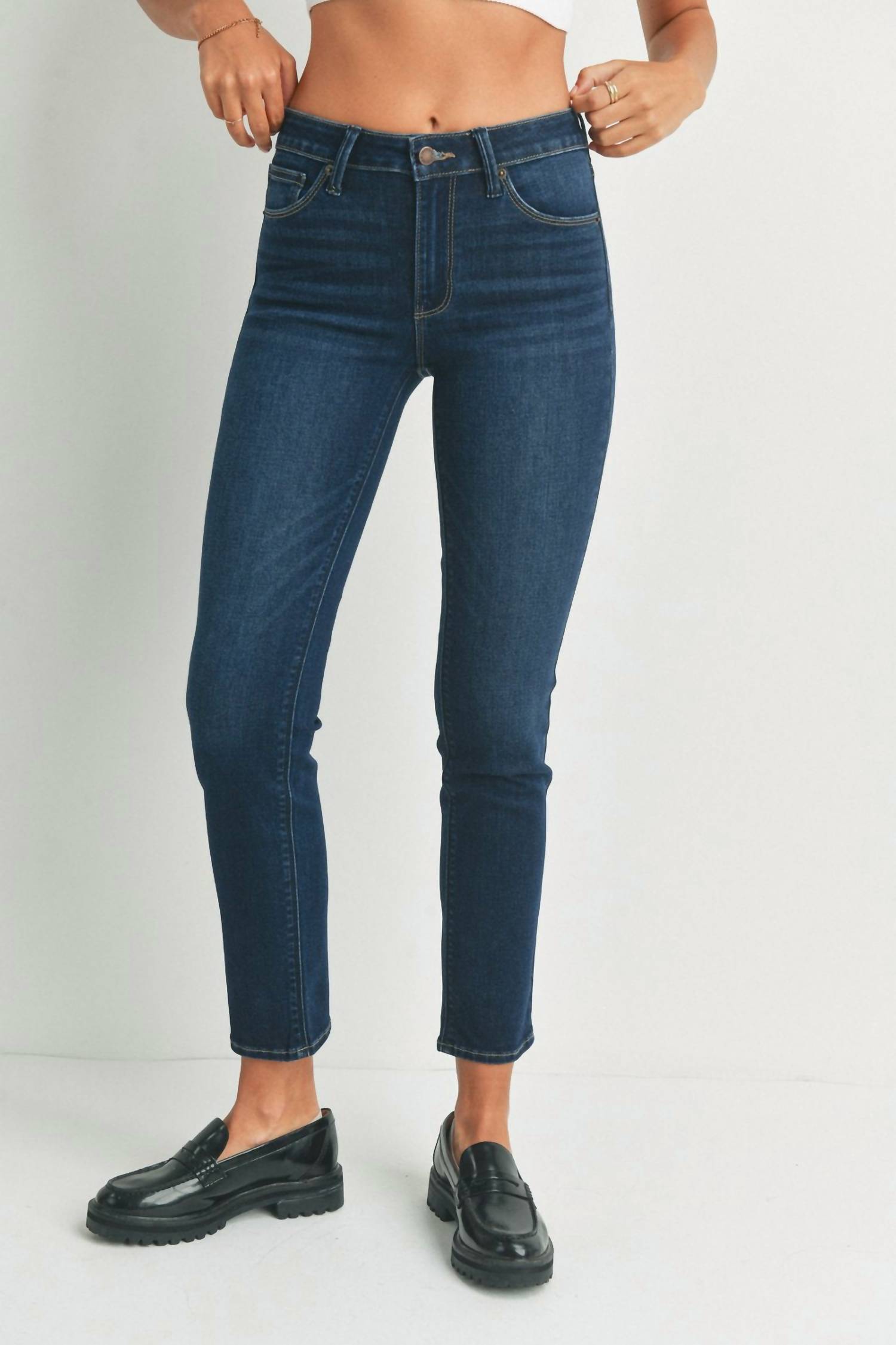 Джинсы Corie средней посадки Slim Straight темного цвета JUST USA, цвет dark wash
Джинсы Corie средней посадки Slim Straight темного цвета JUST USA, цвет dark wash